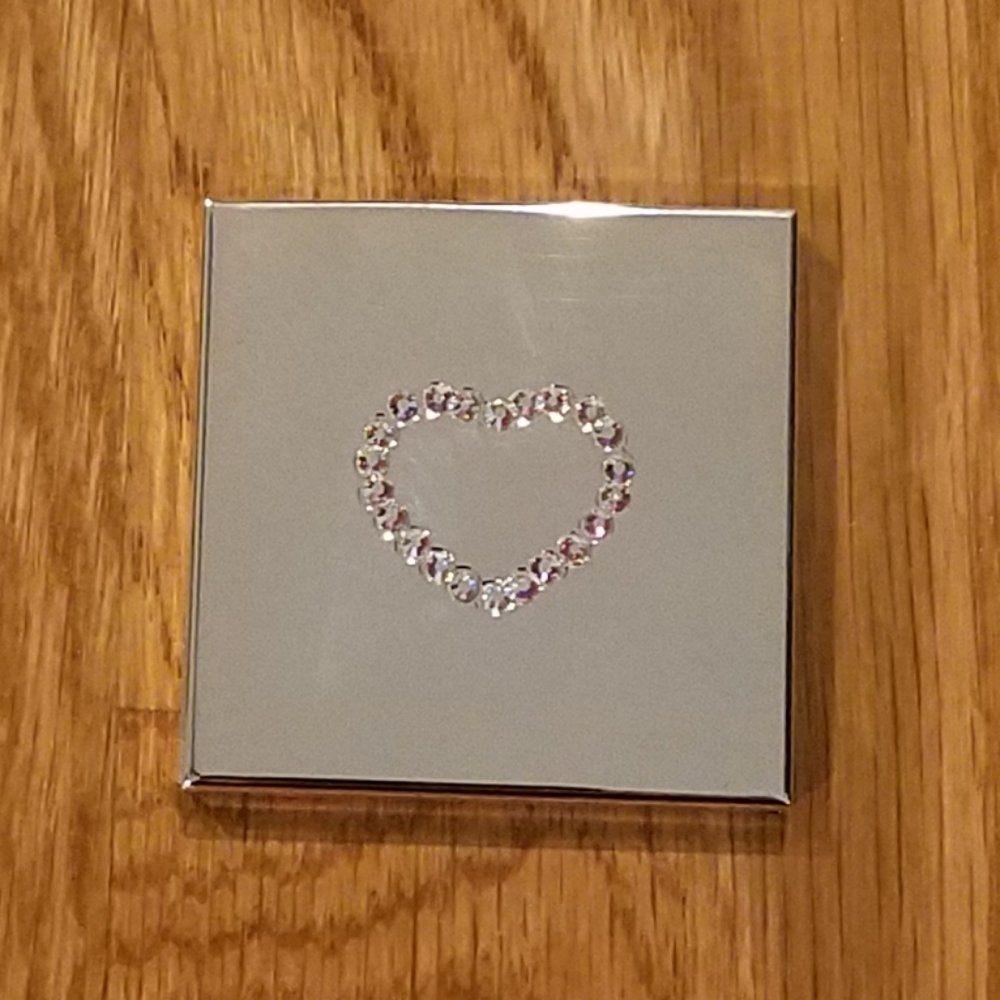 Compact mirror with heart